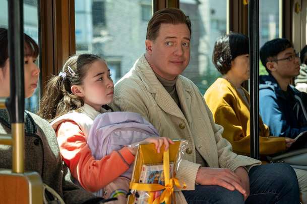 Rodina k pronájmu: Brendan Fraser se za úplatu nechá najmout, aby hrál vaše bližní | Fandíme filmu