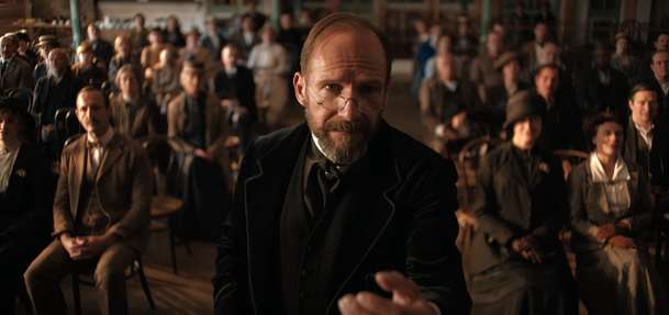 The Choral: Ralph Fiennes jako sbormistr v netradičním válečném filmu | Fandíme filmu