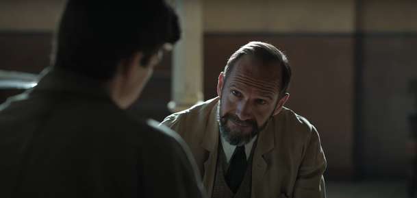 The Choral: Ralph Fiennes jako sbormistr v netradičním válečném filmu | Fandíme filmu