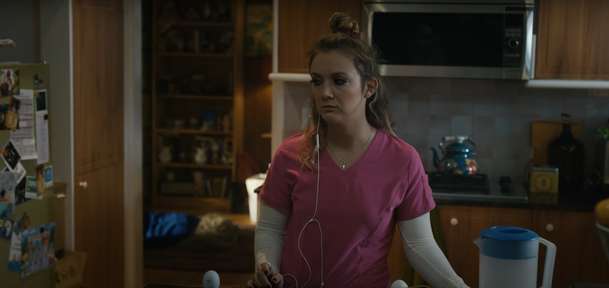 Adulthood: Sourozenci v černé komedii najdou u rodičů ve sklepě mrtvolu - trailer | Fandíme filmu