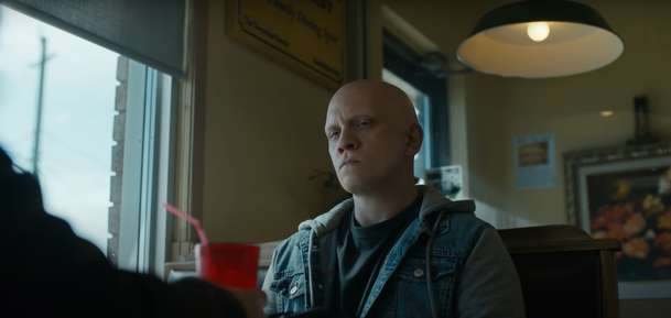 Adulthood: Sourozenci v černé komedii najdou u rodičů ve sklepě mrtvolu - trailer | Fandíme filmu
