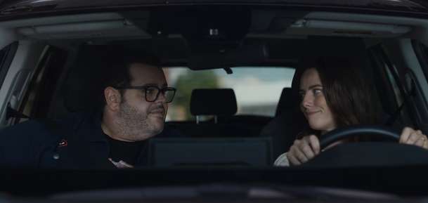 Adulthood: Sourozenci v černé komedii najdou u rodičů ve sklepě mrtvolu - trailer | Fandíme filmu