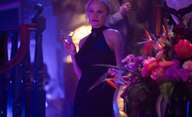 Alma: Pamela Anderson v komedii, kde zesnulá matriarcha dál straší pozůstalé | Fandíme filmu
