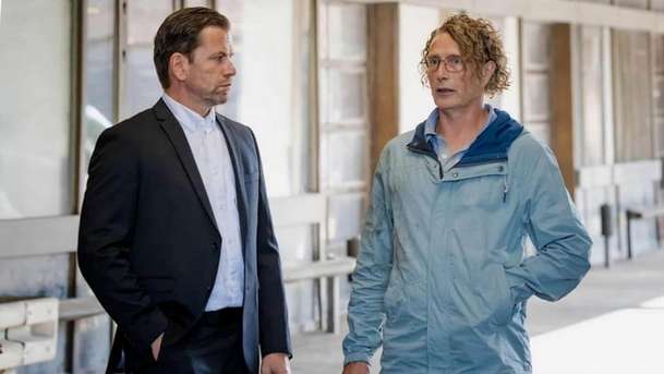 Poslední Viking: Mads Mikkelsen si v bláznivé komedii myslí, že je Lennon | Fandíme filmu