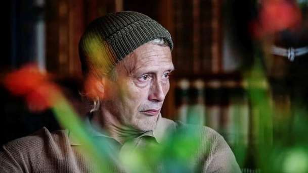 Poslední Viking: Mads Mikkelsen si v bláznivé komedii myslí, že je Lennon | Fandíme filmu