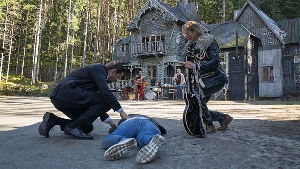 Poslední Viking: Mads Mikkelsen si v bláznivé komedii myslí, že je Lennon | Fandíme filmu