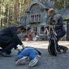 Poslední Viking: Mads Mikkelsen si v bláznivé komedii myslí, že je Lennon | Fandíme filmu