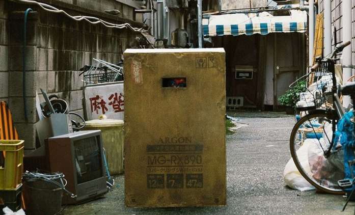 The Box Man: V netradičním snímku muž žije v krabici a nechce se jí vzdát | Fandíme filmu