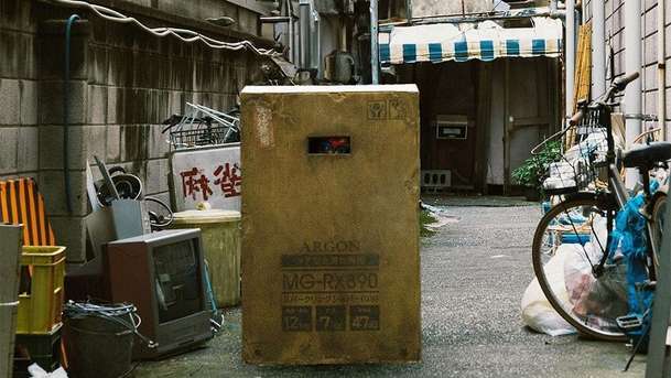 The Box Man: V netradičním snímku muž žije v krabici a nechce se jí vzdát | Fandíme filmu