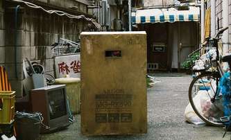 The Box Man: V netradičním snímku muž žije v krabici a nechce se jí vzdát | Fandíme filmu