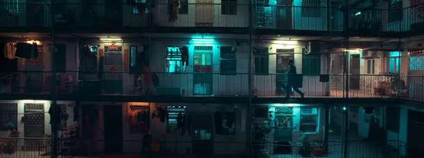 Balada o malém hráči: Colin Farrell vás v upoutávce vtáhne do světa hazardu | Fandíme filmu