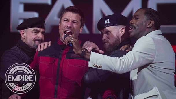 Běžící muž: Arnoldův nástupce dostává na zadek v nové ukázce | Fandíme filmu