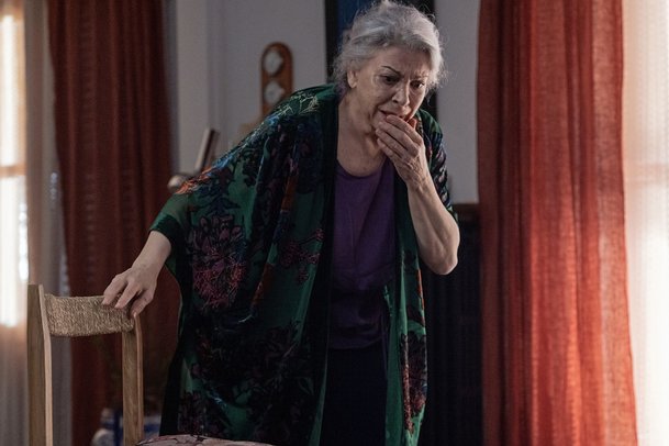 Dva hroby: Babička je při pátrání po vnučce schopná naprosto čehokoliv | Fandíme serialům