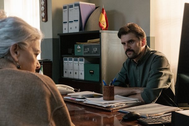 Dva hroby: Babička je při pátrání po vnučce schopná naprosto čehokoliv | Fandíme serialům