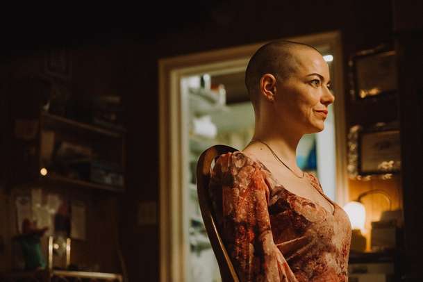 Bugonia: Nový trailer přibližuje absurdní komedii, kde únosci oholí Emě Stone hlavu | Fandíme filmu