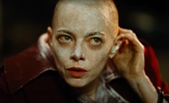 Bugonia: Nový trailer přibližuje absurdní komedii, kde únosci oholí Emě Stone hlavu | Fandíme filmu