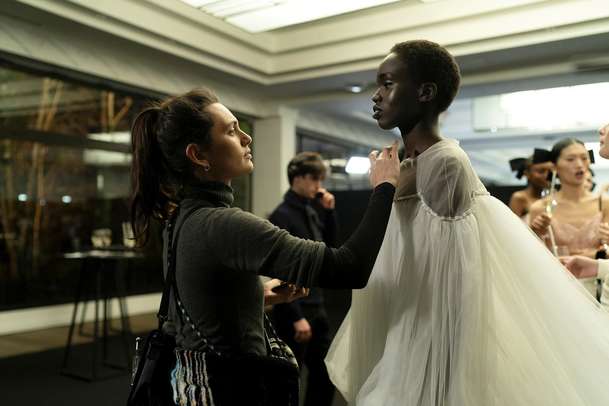 Couture: Angelina Jolie ve světě luxusní módy zažívá paradoxní životní ránu | Fandíme filmu