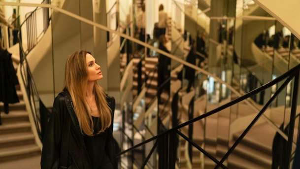 Couture: Angelina Jolie ve světě luxusní módy zažívá paradoxní životní ránu | Fandíme filmu
