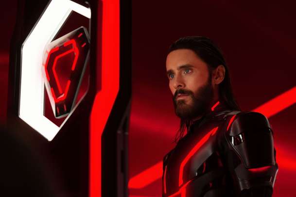 Tron: Ares - Překvapivě temná sci-fi představuje důkladně zápletku a postavy | Fandíme filmu