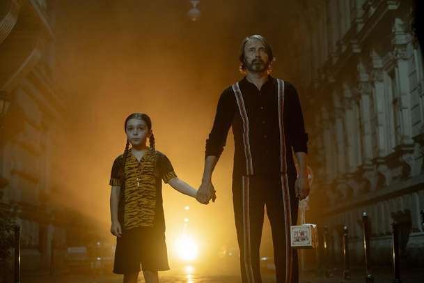 Dust Bunny: Boj zabijáka s nočními bubáky je v traileru hotový gejzír fantazie | Fandíme filmu