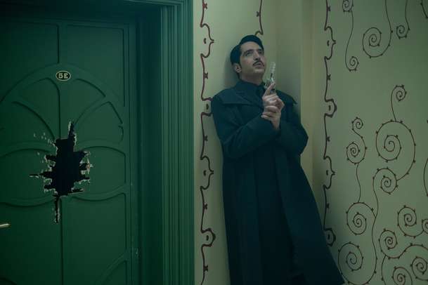 Dust Bunny: Boj zabijáka s nočními bubáky je v traileru hotový gejzír fantazie | Fandíme filmu