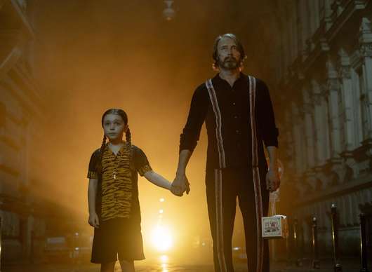 Prachová příšera: Do kin vstupuje příběh holčičky, co si najme zabijáka | Fandíme filmu