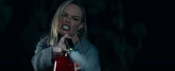 Coyotes: Katastrofický biják plný divokých kojotů a požárů ukázal trailer | Fandíme filmu