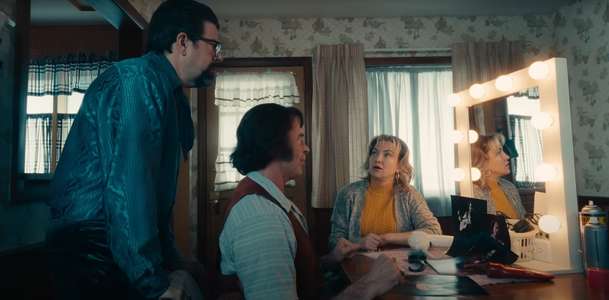 Song Sung Blue: Hugh Jackman nás roztančí v novém hudebním bijáku | Fandíme filmu