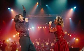 Song Sung Blue: Hugh Jackman nás roztančí v novém hudebním bijáku | Fandíme filmu