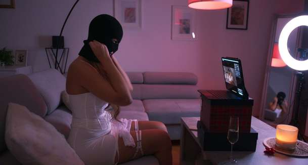 Virtuální přítelkyně: Nahlédněte pod pokličku tvorby mládeži nepřístupného obsahu | Fandíme filmu