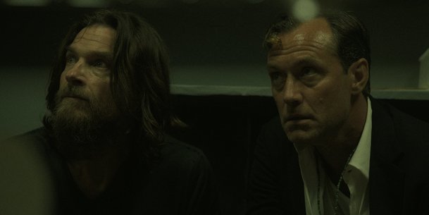 Černý králík: Nové drama od Netflixu vrhá Juda Lawa do kriminálního podsvětí | Fandíme serialům