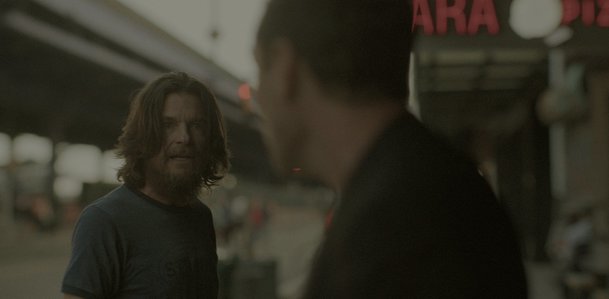 Černý králík: Nové drama od Netflixu vrhá Juda Lawa do kriminálního podsvětí | Fandíme serialům
