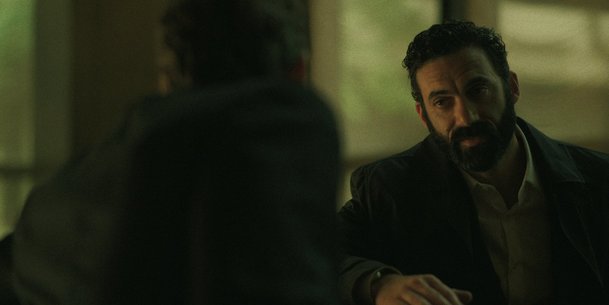 Černý králík: Nové drama od Netflixu vrhá Juda Lawa do kriminálního podsvětí | Fandíme serialům
