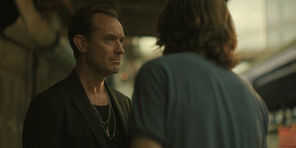 Černý králík: Nové drama od Netflixu vrhá Juda Lawa do kriminálního podsvětí | Fandíme serialům