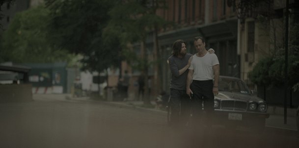 Černý králík: Nové drama od Netflixu vrhá Juda Lawa do kriminálního podsvětí | Fandíme serialům