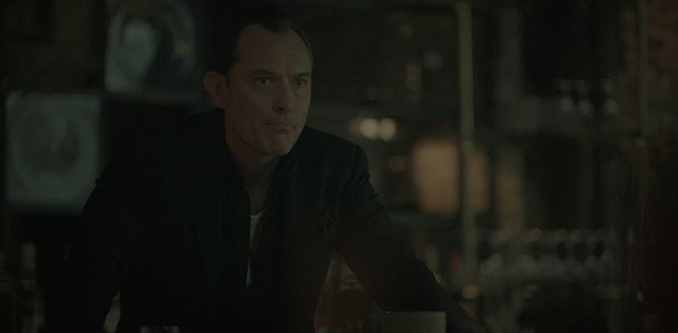 Černý králík: Nové drama od Netflixu vrhá Juda Lawa do kriminálního podsvětí | Fandíme serialům
