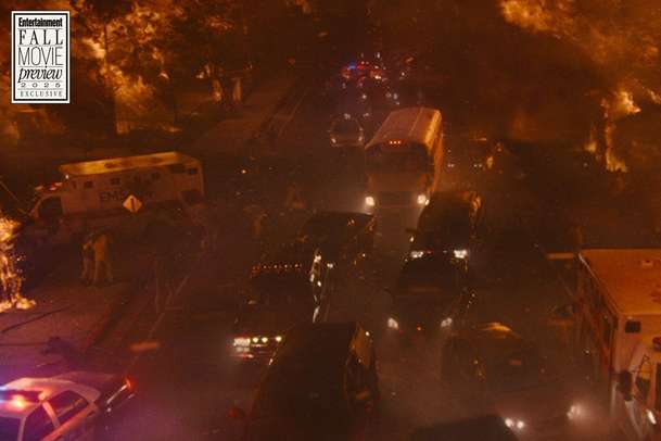 Autobus naděje: V nové upoutávce vjíždíme hlouběji do ohnivého inferna | Fandíme filmu