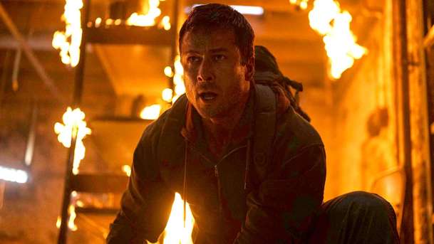 Běžící muž: Arnoldův nástupce dostává na zadek v nové ukázce | Fandíme filmu