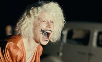 Nevěsta!: Nemrtvý Frankenstein exploduje životem v novém traileru | Fandíme filmu