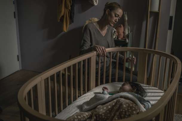 Ruka na kolébce: Najatá chůva tiše terorizuje své zaměstnavatele | Fandíme filmu