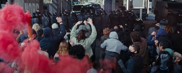 Chien 51: V dystopické budoucnosti je společnost rozparcelovaná a řízená AI | Fandíme filmu