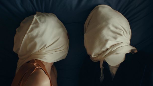 This is Not a Murder Mystery: V klasické detektivce dojde k vraždě na zámečku plném umělců | Fandíme serialům