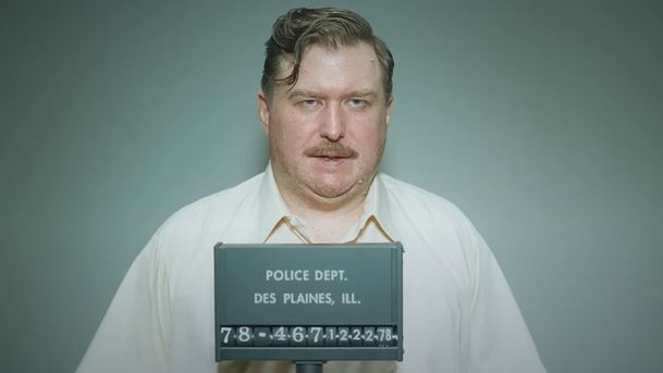 Devil in Disguise: John Wayne Gacy - Nový seriál přibližuje slavného vraha | Fandíme serialům