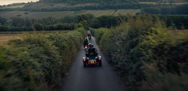 Pillion: BDSM motorkáři pootevírají v 1. traileru vrata své tajné garáže | Fandíme filmu