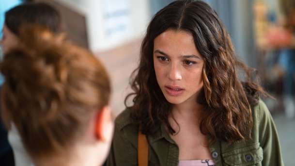 Neboj, jsem v pohodě: Do kin vstoupí drama o šikanované dívce v kómatu | Fandíme filmu