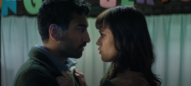 Film Club: Hrdinka nové romance už nezvládá dnešní svět, ale filmy a Noa jsou jí oporou | Fandíme serialům