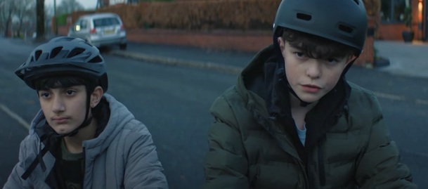 Film Club: Hrdinka nové romance už nezvládá dnešní svět, ale filmy a Noa jsou jí oporou | Fandíme serialům