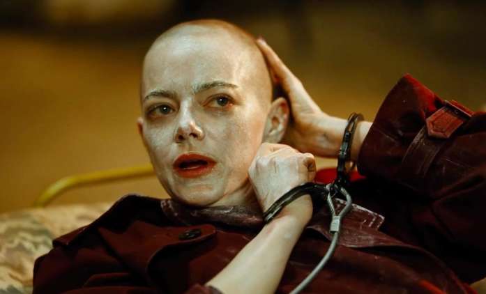 Bugonia: Skvěle hodnocený střet plešaté Emmy Stone s UFO pošuky konečně dorazil | Fandíme filmu