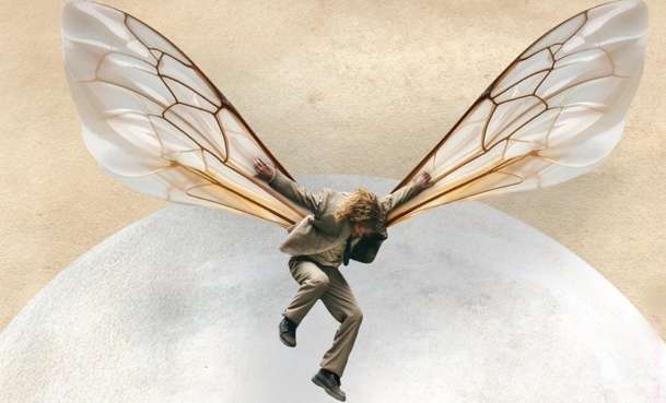 Bugonia: Skvěle hodnocený střet plešaté Emmy Stone s UFO pošuky konečně dorazil | Fandíme filmu