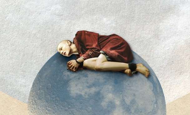 Bugonia: Skvěle hodnocený střet plešaté Emmy Stone s UFO pošuky konečně dorazil | Fandíme filmu